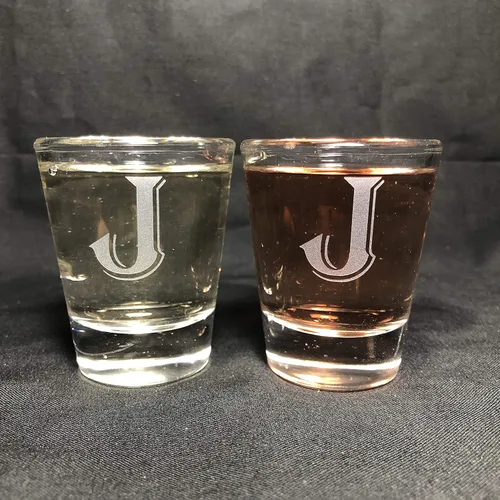 Miniatura 25 de Juego de 2 vasos de chupito con letras de monograma de 1.5 oz (B)