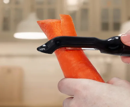 Miniatura 3 de Farberware Pelador profesional de verduras Euro con removedor de ojos integrado, negro