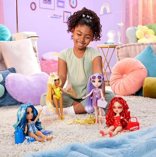 Miniatura 7 de Rainbow High Swim & Style Ruby, muñeca de moda roja de 11 pulgadas con envoltura brillante para peinar de más de 10 formas, traje de baño removible