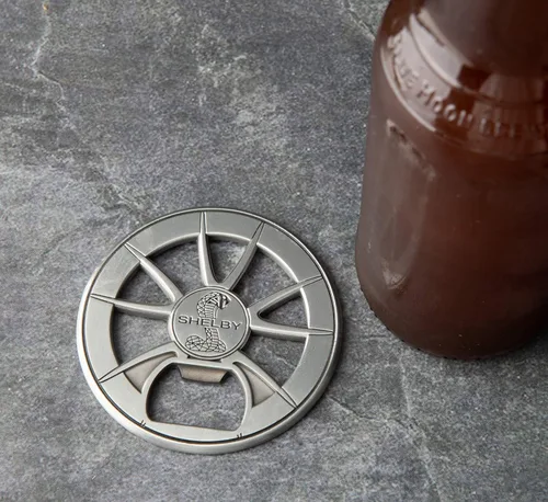 Miniatura 3 de Shelby - Abridor de botellas e imán Metal fundido a presión de borde Shelby con logotipo Cobra 3 pulgadas de diámetro Aleación de zinc 3D