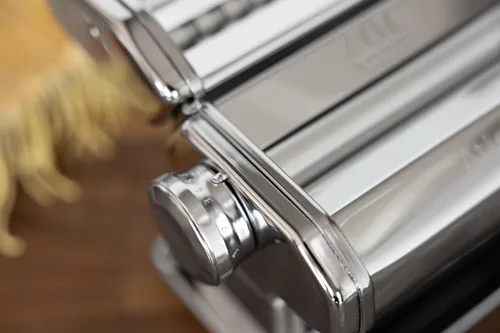 Miniatura 5 de Marcato Made in Italy Atlas+Pasta Machine, Chrome. Chrome Plated Steel & Aluminum Rollers, Double Cutter for Lasagna, Fettuccine & Spaghetti