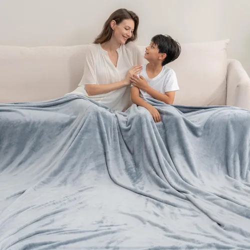 Miniatura 7 de Berkshire Blanket Cobija de cama VelvetLoft® clásica de terciopelo sólido tamaño Queen, cobija de felpa ligera y suave para cama y sofá, color Negro