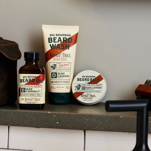 Miniatura 6 de Duke Cannon Big Bourbon Beard Care Collection Set de regalo, lavado de barba (6 onzas), bálsamo (1.6 onzas) y aceite (3 onzas), aroma de barril