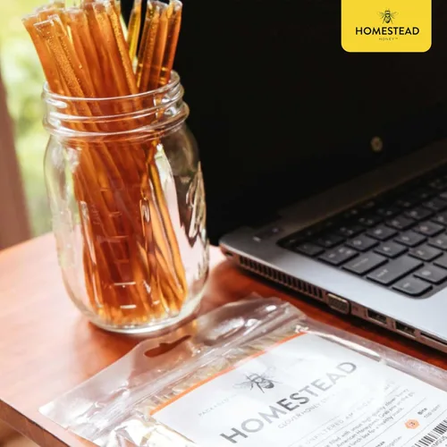 Miniatura 7 de Homestead Honey Paquete de 50 palitos de miel, paquetes de miel dulce pura de flores silvestres para té y aperitivos, pajitas edulcorantes naturales