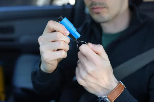 Miniatura 5 de resqme Herramienta de escape de coche con llavero de emergencia original, cortador de cinturón de seguridad 2 en 1 y rompeventanas, fabricado