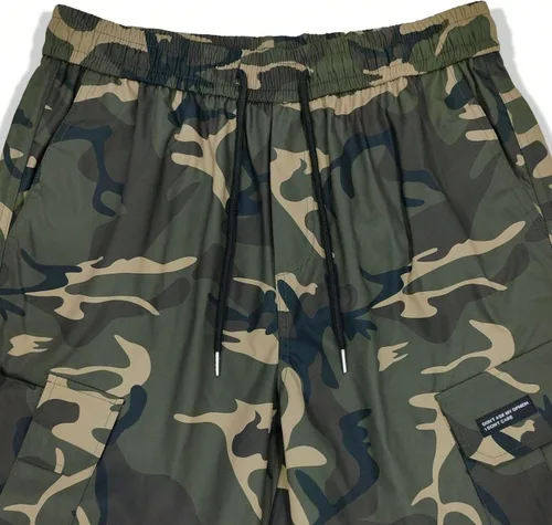 Miniatura 5 de OYOANGLE Pantalones cargo con estampado de camuflaje y cordón en la cintura con bolsillo y solapa para hombre