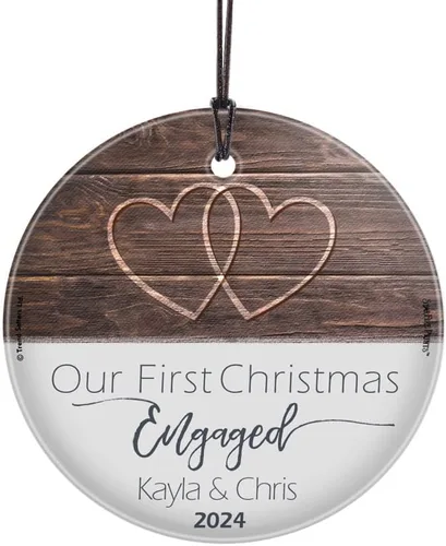 Nuestro primer adorno de Navidad comprometido 2025 colgante de vidrio estampado – decoración rústica personalizada de corazones de granja – Círculo