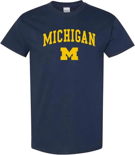 Camiseta, con color del equipo, con logotipo arqueado de tu colegio o universidad de la NCAA.