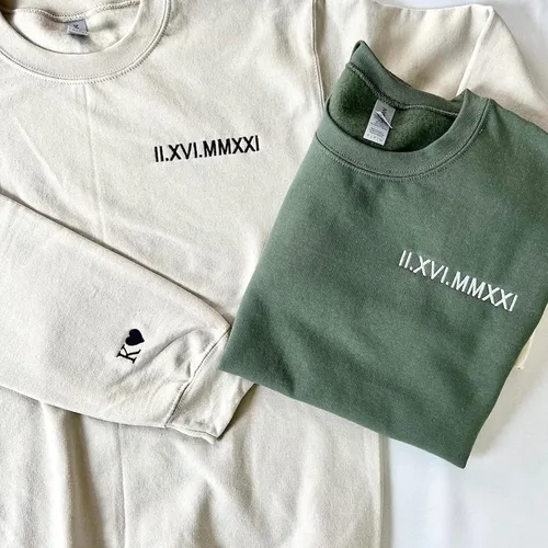 Miniatura 2 de NAZENTI Sudaderas bordadas personalizadas con números romanos a juego para parejas con corazón inicial en la manga y fecha de aniversario