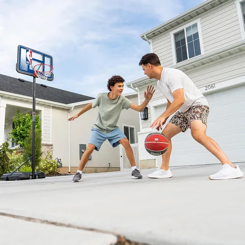 Miniatura 7 de Lifetime NBA League Edition - Aro de baloncesto portátil, altura ajustable de 7.5 a 10 pies, tablero de fusión inastillable de 44 pulgadas, base