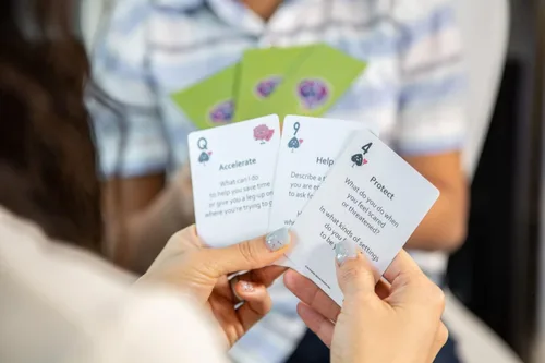Miniatura 69 de 52 dilemas sociales esenciales: habilidades para que niños y adolescentes prosperen en la escuela secundaria - Tarjetas de conversación creadas por