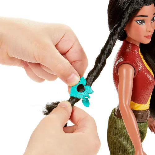 Miniatura 2 de Disney Princess Raya and The Last Dragon Strength and Style Set Fashion Doll, herramienta para torcer el cabello, pinzas para el cabello, juguete