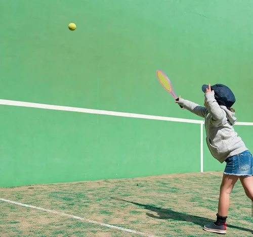 Miniatura 7 de Juego de raqueta de tenis para niños, raqueta de 17 pulgadas con 1 pelota de tenis, 4 volantes de bádminton y 3 pelotas suaves para deportes