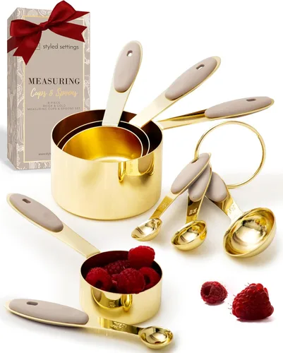 Juego de tazas y cucharas medidoras doradas de latón de 8 piezas con asas de silicona beige para un agarre cómodo – accesorios de cocina dorados de