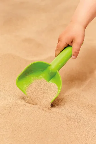 Miniatura 6 de Hape Beach Basics - Juego de juguetes de arena, incluye tamiz de cubo, rastrillo y pala, juguetes de arena para niños de 18 meses y más