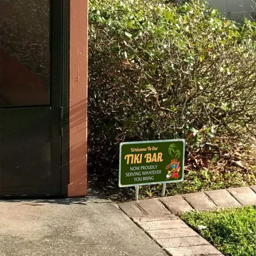 Miniatura 7 de WOSTOD Letrero de metal vintage con texto en inglés "Welcome to Our Tiki Bar Now Proously Serving Whatever You Traiges", letrero de metal vintage