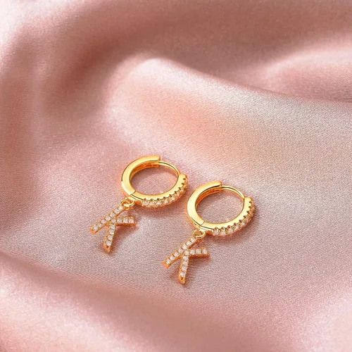 Miniatura 5 de Mevecco Aretes de aro de oro delicado de 18 quilates con circonita cúbica en pavé con iniciales A-Z de 26 letras personalizadas, diminutas colgantes