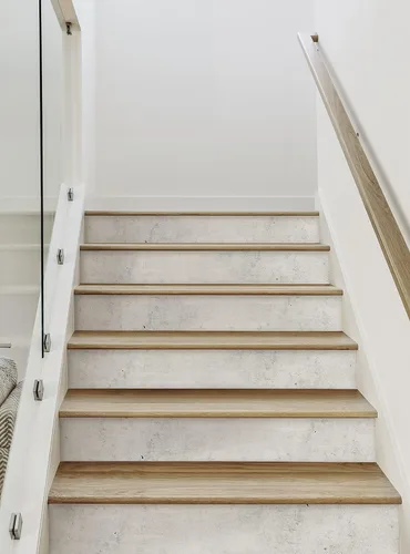 Tiras elevadoras de escalera de cemento para despegar y pegar (gris claro, paquete de 6 - 48 pulgadas de ancho x 7 pulgadas de alto)