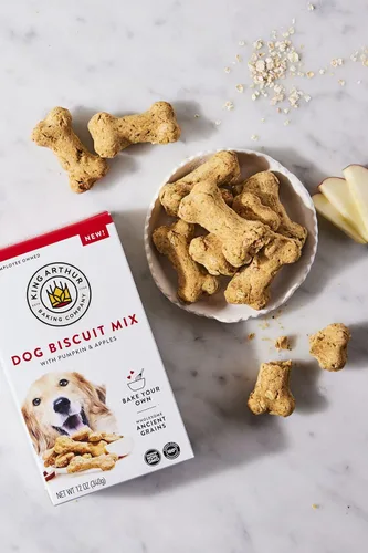 Miniatura 5 de King Arthur Mezcla de galletas para perros, calabaza y manzana, golosinas caseras para perros, 12 onzas