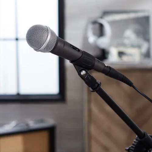 Miniatura 7 de Amazon Basics Micrófono dinámico: micrófono vocal profesional con cable para karaoke, podcasting, actuaciones en vivo