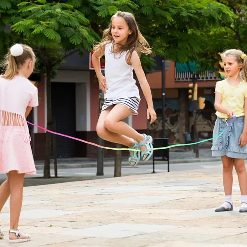 Miniatura 7 de Elcoho Paquete de 10 cuerdas de saltar de arco iris para niños, cuerdas de saltar vibrantes para niños, diversión al aire libre, recuerdos