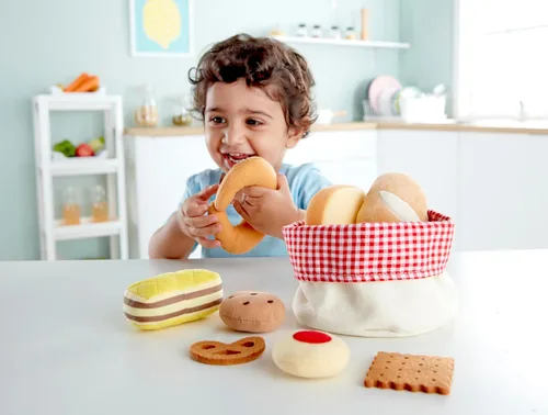 Miniatura 5 de Hape Cesta de pan para niños pequeños Juego de comida suave para niños, cesta de pan de juguete incluye tostadas, galletas de mermelada, pasteles