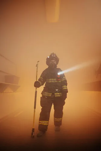 Miniatura 7 de Streamlight 90960 Survivor X Linterna de bombero en ángulo recto de 250 lúmenes con tres (3) pilas alcalinas AA, amarillo