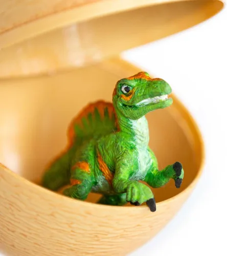 Miniatura 6 de Safari Ltd. Dino Dana Baby Spinosaurus in Egg Figurine - Huevo de dinosaurio de 4.5 pulgadas, juguete educativo para niños, niñas y niños a partir