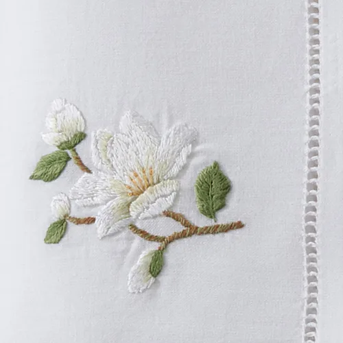 Miniatura 3 de Juego de 6 servilletas bordadas de magnolia hechas a mano con borde cosido