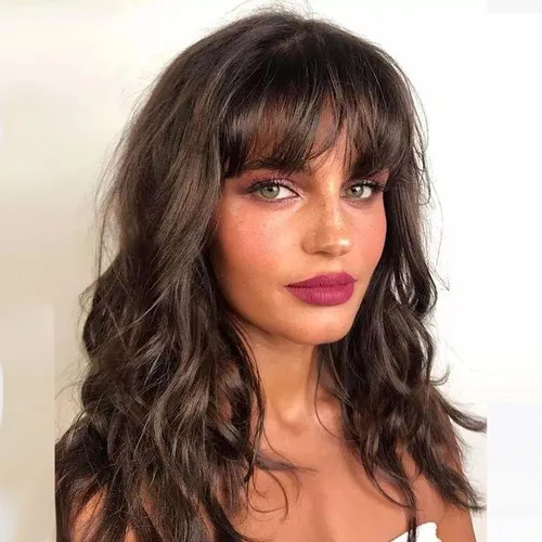 HAIRCUBE Peluca corta de color marrón ondulado con fleco, pelucas hasta el hombro para mujer, pelucas cortas y rizadas para mujer, pelucas