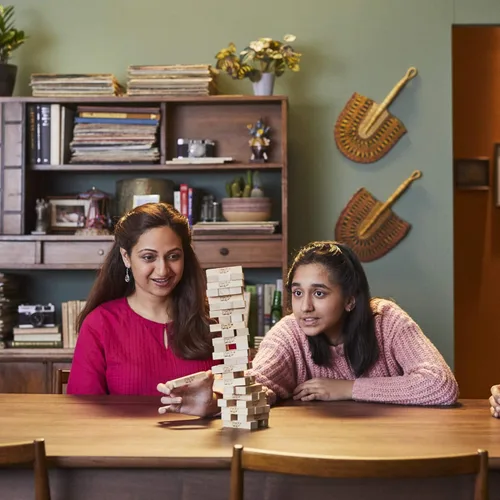 Miniatura 10 de Hasbro Gaming Jenga - Juego de torre tambaleante de bloques de madera apilables Juegos de fiesta para niños y familias Regalitos Edades 6+