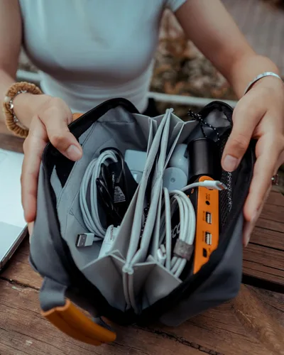 Miniatura 5 de Organizador de Bolso Tecnológico - Bolsa Organizadora Pequeña para Electrónica de Viaje - Estuche de Viaje Premium con Acentos de Cuero - Bolsillo