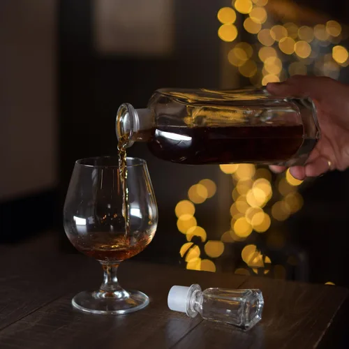 Miniatura 9 de Bormioli Rocco Capitol - Decantador de vidrio, tapón geométrico hermético, decantador de whisky de 23.75 onzas para vino, bourbon, brandy, licor
