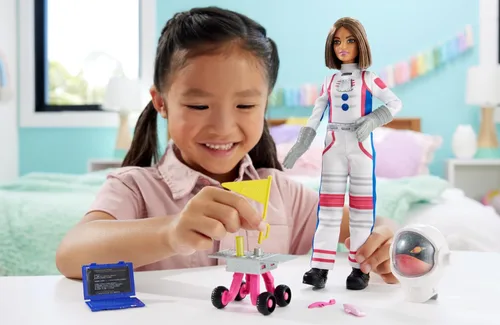 Miniatura 2 de Muñeca Barbie del 65º Aniversario y 10 Accesorios, Set de Astronauta con Muñeca Morena, Rover Rodante, Casco Espacial con Escudo Abatible y Más