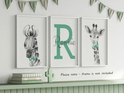 Miniatura 7 de Juego de 3 pósteres de animales de safari para niños, habitación del bebé, sin marco, con nombre personalizado, corbatín azul, verde, amarillo