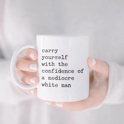 Miniatura 5 de Taza con texto en inglés «Carry Yourself With The Confidence Of A Mediocre White Man», divertida taza feminista, taza de cerámica tóxica para regalo