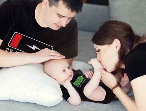 Miniatura 5 de Tstars Camisetas familiares a juego – Divertido juego de batería baja y carga completa para mamá, papá y bebé – Regalo para nuevos padres