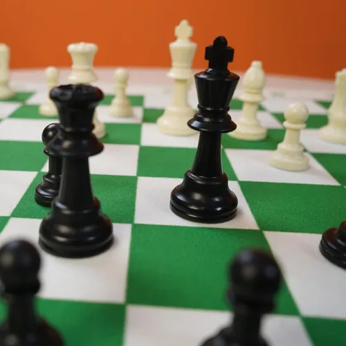 Miniatura 3 de Alfombra de Juego de Ajedrez Extra Grande de 24x24 Pulgadas con Rey de 3.75 Pulgadas - Superficie de Terciopelo de Cristal Suave, Alfombra de Juego