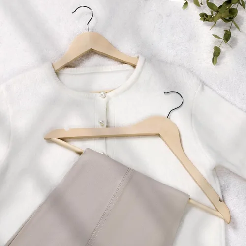 Miniatura 5 de TOPIA HANGER Perchas de madera natural sin terminar, paquete de 18 unidades, gancho giratorio de 360° y muescas de hombro cortadas suavemente