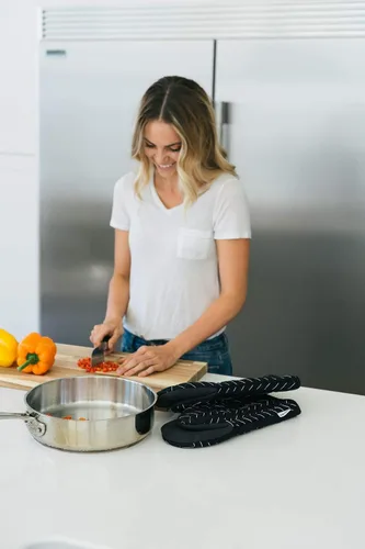 Miniatura 8 de Guantes de cocina resistentes al calor con agarres antideslizantes de neopreno y bucles para colgar, juego de 2 guantes de cocina de manga larga