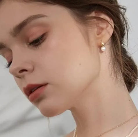 Miniatura 2 de VENOCO Pendientes de perlas delicadas para mujer, aretes de perlas barrocas de oro, aretes de aro de perlas elegantes de plata para novia