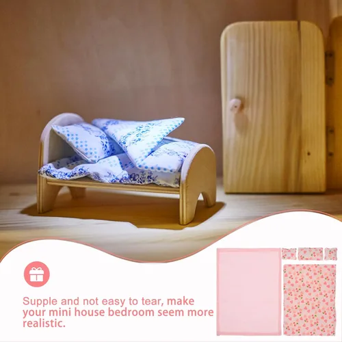 Miniatura 5 de Juego de ropa de cama de casa de muñecas rosa a escala 1:12, edredón de tela suave, sábana y 3 almohadas para escenas realistas de dormitorio