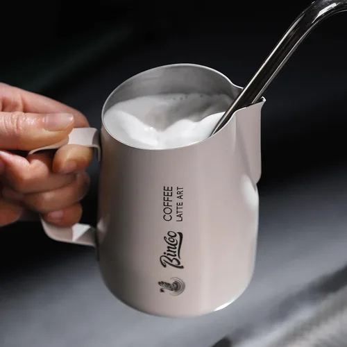 Miniatura 5 de Jarra profesional de espuma de leche con boquilla en ángulo, 14 onzas, crea sin esfuerzo desde corazones hasta rosetas, taza espumadora de leche