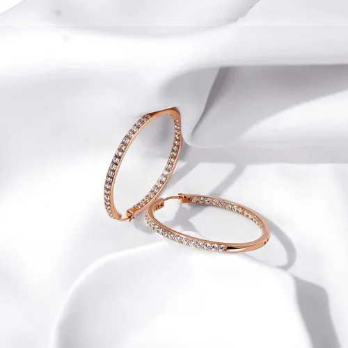 Miniatura 2 de Tienda Essentials Aretes de aro de plata de ley chapados en platino o oro hechos con circonitas Infinite Elements (anteriormente colección Tienda)