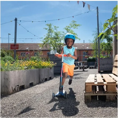 Miniatura 2 de Micro Kickboard – Maxi Deluxe plegable LED – Triciclo, inclinarse para dirigir, plegable para llevar – Micro patinete suizo diseñado para niños