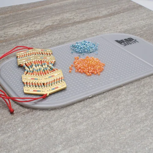 Miniatura 2 de The Beadsmith Alfombrilla adhesiva para cuentas: 5.5 x 3.25 pulgadas, tamaño pequeño, color gris, almohadilla antideslizante, tecnología de enjuague