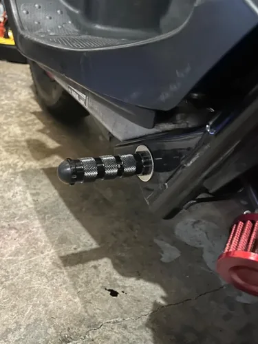 Miniatura 7 de PROCNC Pedales universales antideslizantes de 8 mm para motocicleta con pernos de instalación para Aprilla Honda Kawasaki Ducati Suzuki Yamaha Negro