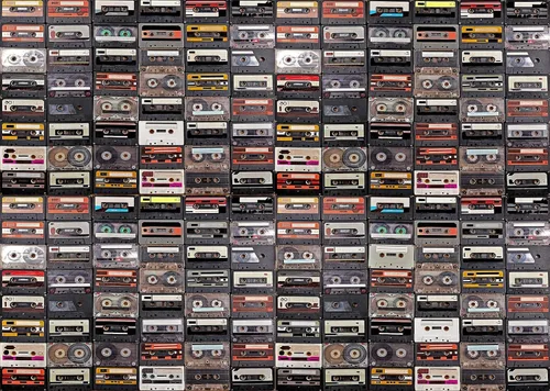 BELECO Telón de fondo de música estilo vintage de 5 x 3 pies, cintas de cassette de audio, música retro, concierto, fiesta, fondo de papel tapiz de