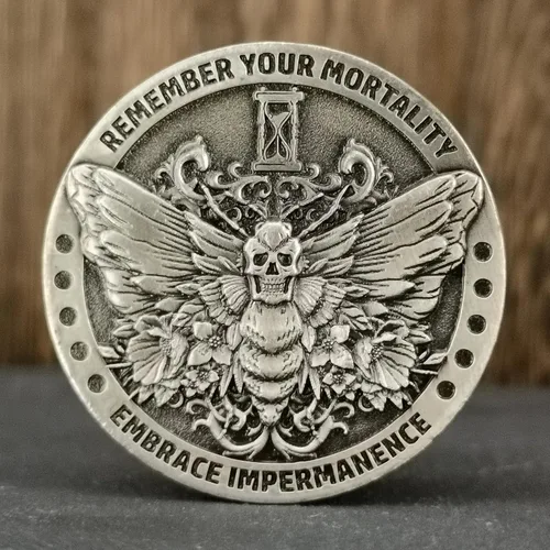 Miniatura 4 de Memento Mori Carpe Diem - Moneda de desafío de alto relieve – Ficha de recordatorio estoico de calavera y polilla, acabado plateado antiguo
