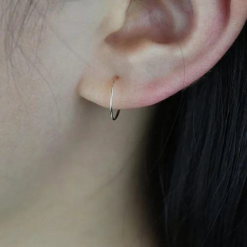 Miniatura 4 de Aretes de aro huggie pequeños y finos para mujer - Rellenos de oro de 14k o plata esterlina, aros pequeños, aretes de aro de oro ligeros Chapado